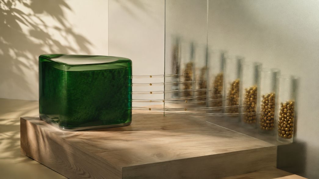 Contenitore verde collegato a cilindri trasparenti con sfere dorate, metafora degli abbonamenti ricorrenti invisibili